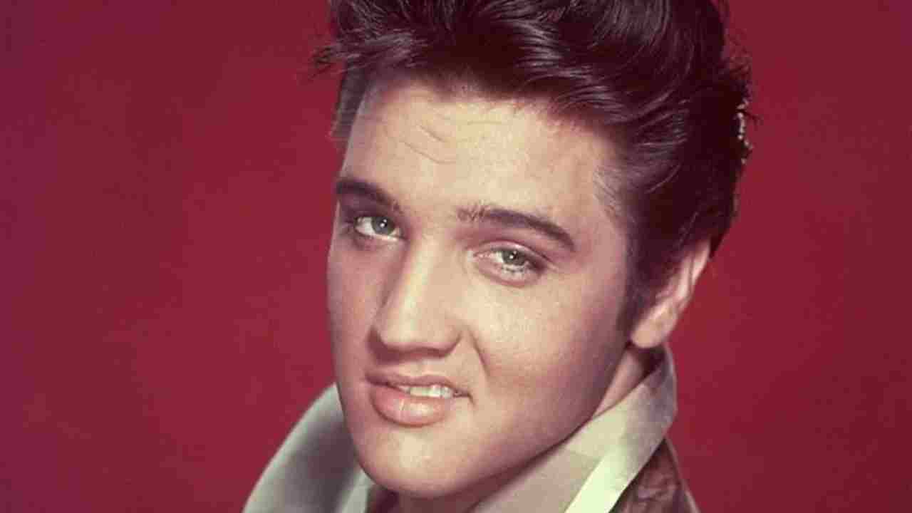 Elvis Presley si diverte