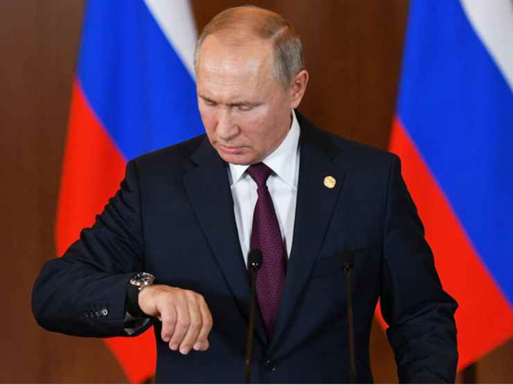 Putin guarda l'orologio